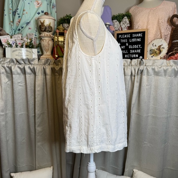 LOFT Cream Pleated Eyelet Sleeveless Blouse Sz M - Picture 4 of 9